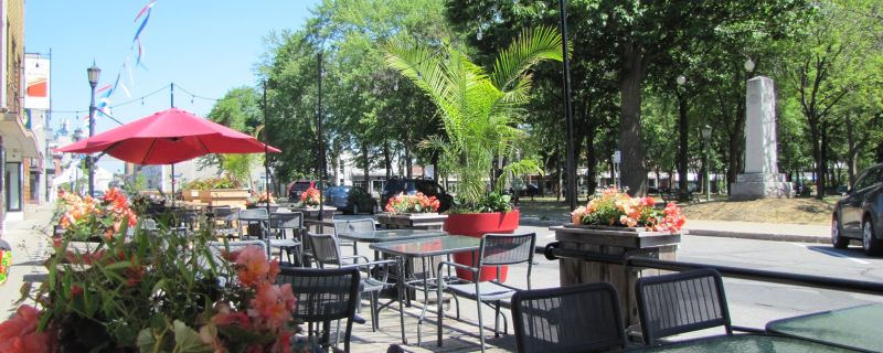 Les Tire-Bouchons Resto Bar Grill
